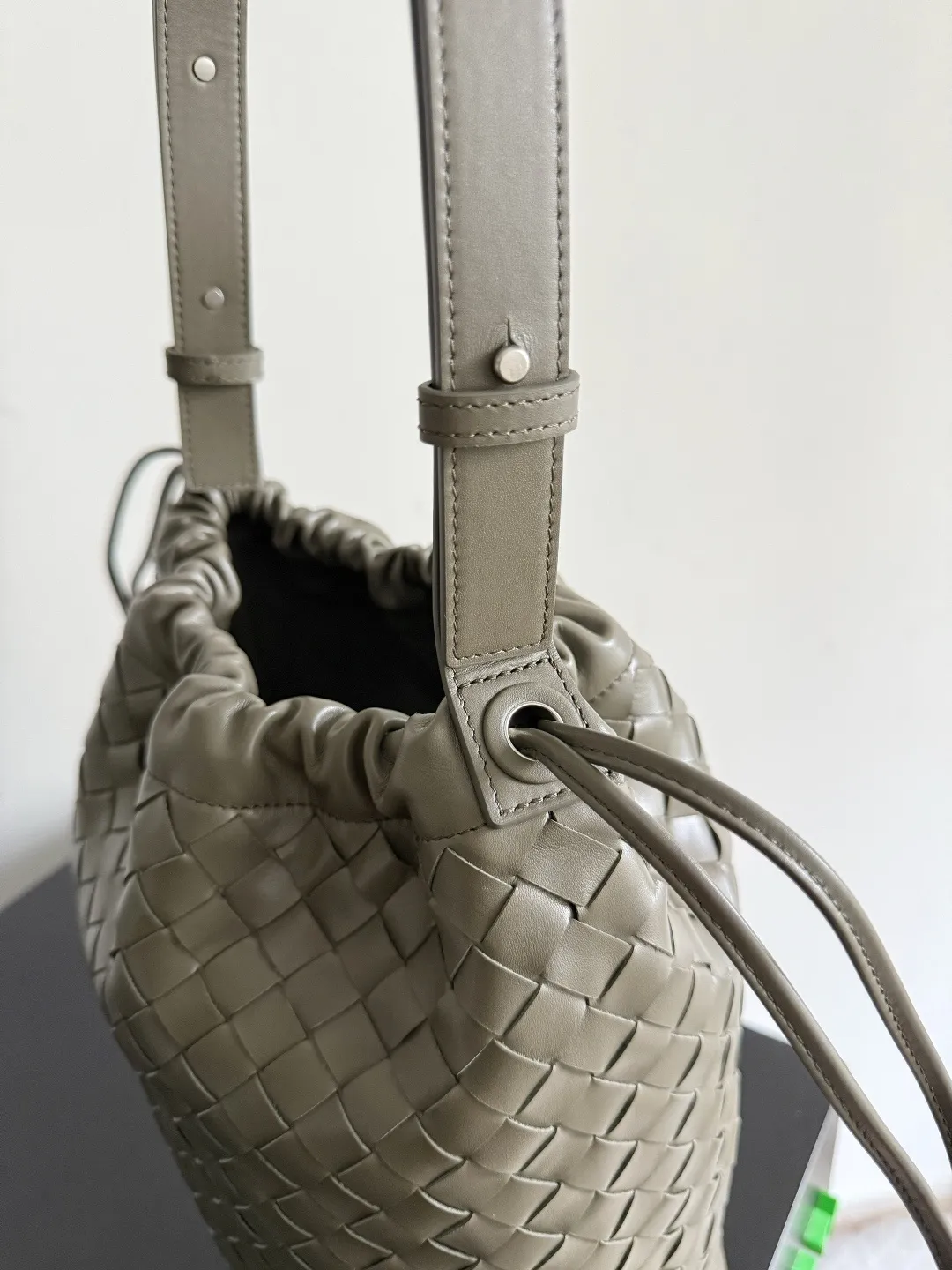 Batch 2280 BOTTEGA VENETA2025 new woven Biblioteca Bucket perfectly integrates casual texture, using classic Intrecciato woven leather, which feels soft but stiff, allowing the bag to drape naturally without losing the three-dimensional effect. The drawstring design of the drawstring pocket makes opening and closing more direct and adds a casual atmosphere. If you are on a short business trip, you can put some skin care samples in your bag. The front compartment or rear zipper can also be used to store ID cards, bank cards, etc. The solid color design of the bag is very versatile, and it doesn’t feel too picky when paired with any clothes. The leather material is also very high-quality! Style number: 836020 Size: 24*33*14cm